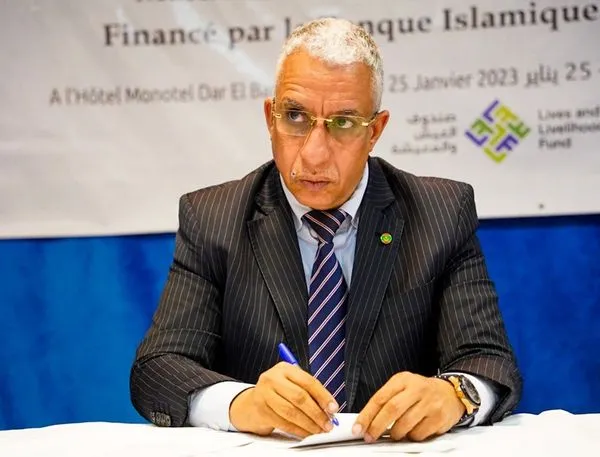 زير الصحة المختار ولد داهي خلال إشرافه على إطلاق المشروع