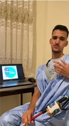 الطالب الرضى شام يستعرض خصائص العصا الذكية التي قدمها إلى جانب زميله