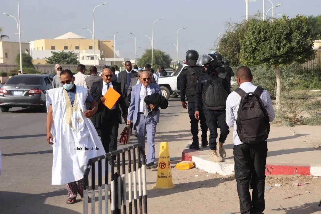 أعضاء في هيئة الدفاع عن المتهمين أمام قصر العدل بولاية نواكشوط الغرب
