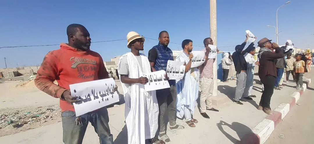 جانب من وقفة النشطاء اليوم قبالة مركز الاستطباب الجهوي بداخلت نواذي?