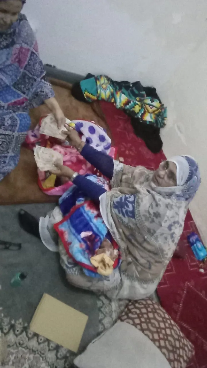 من اليمين المديرة الجهوية للعمل الاجتماعي أثناء تقديمها للمبلغ الما