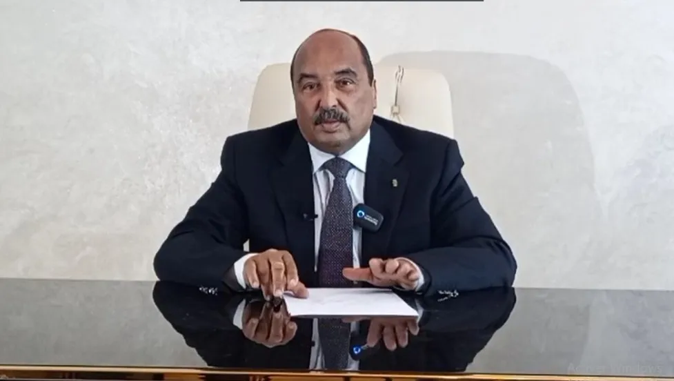 الرئيس السابق محمد ولد عبد العزيز خلال بثه المباشر مساء اليوم