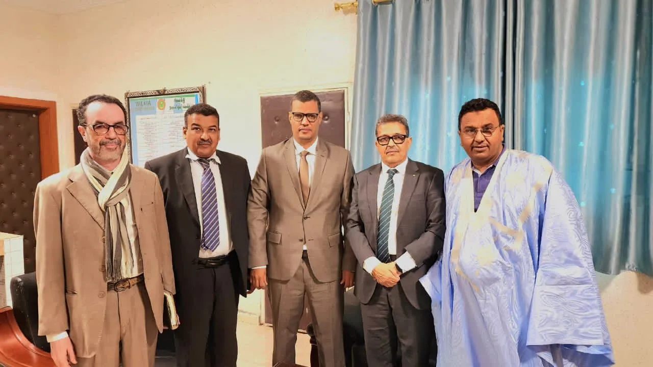 مدير المؤسسة وأعضاء البعثة مع والي الولاية