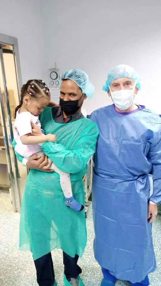 من اليسار والدة الطفلة التي استعادت بصرها ومن اليمين البروفسير العا?