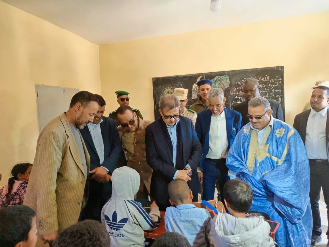 الوالي ماحي حامد أثناء تجوله في أحد مدارس المركز الإداري / الأخبار
