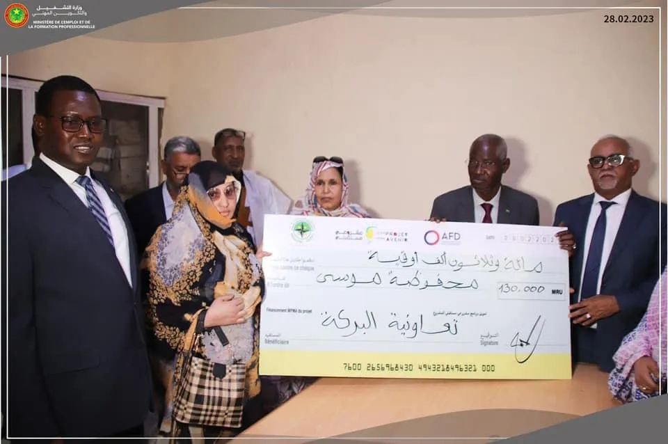 الوزير خلال تقديم أحد التمويلات لمستفيدة من النسخة الثالثة من البرن?