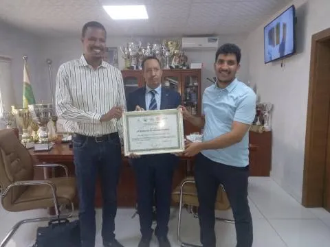 عمدة بلدية تفرغ زينة الطالب عبد الرحمن المحجوب خلال تسلم التكريم