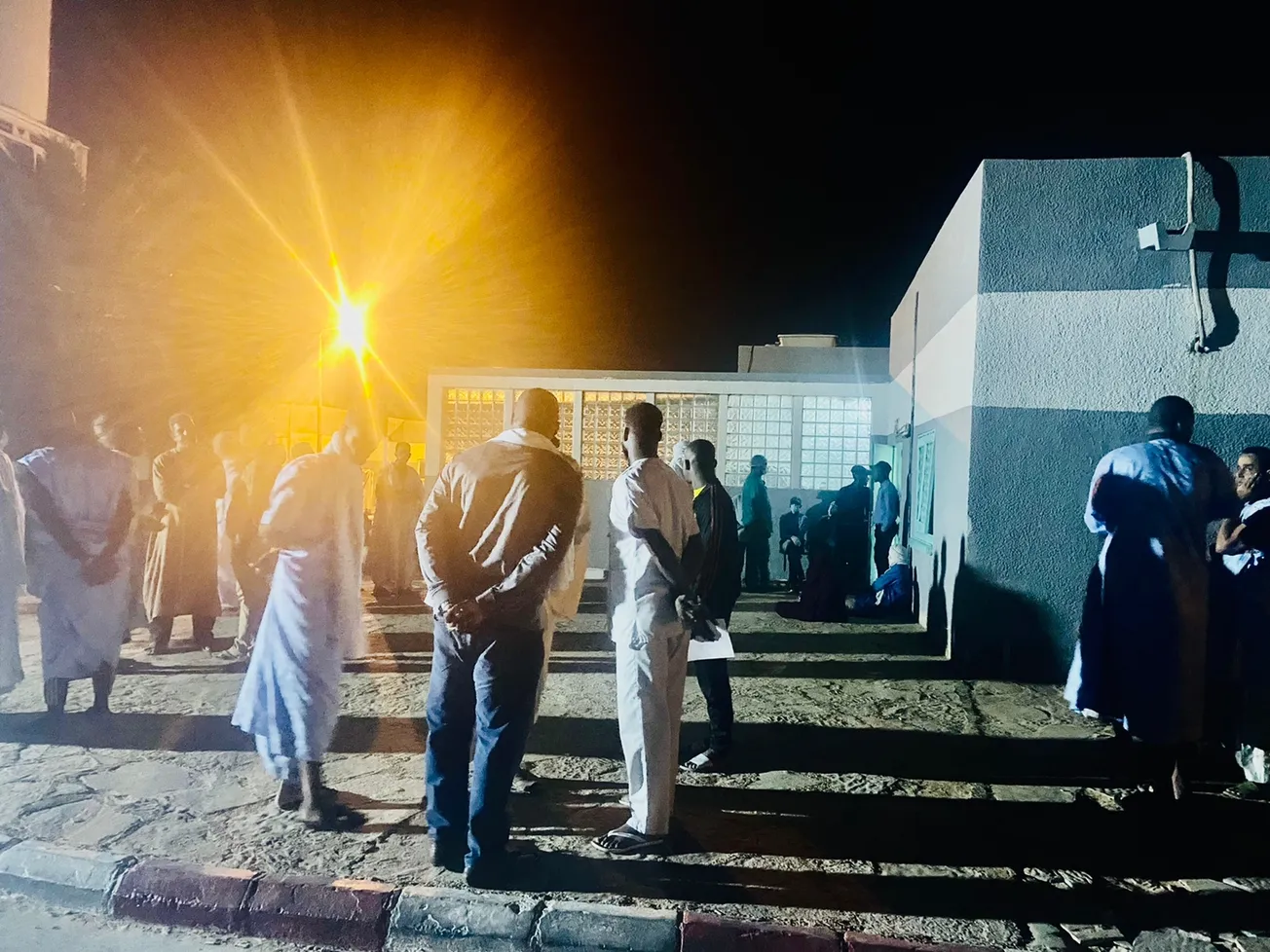 ترقب أمام مكان تشريح الراحل ولد الشين، وانتظار للنقطة الصحفية التي ي
