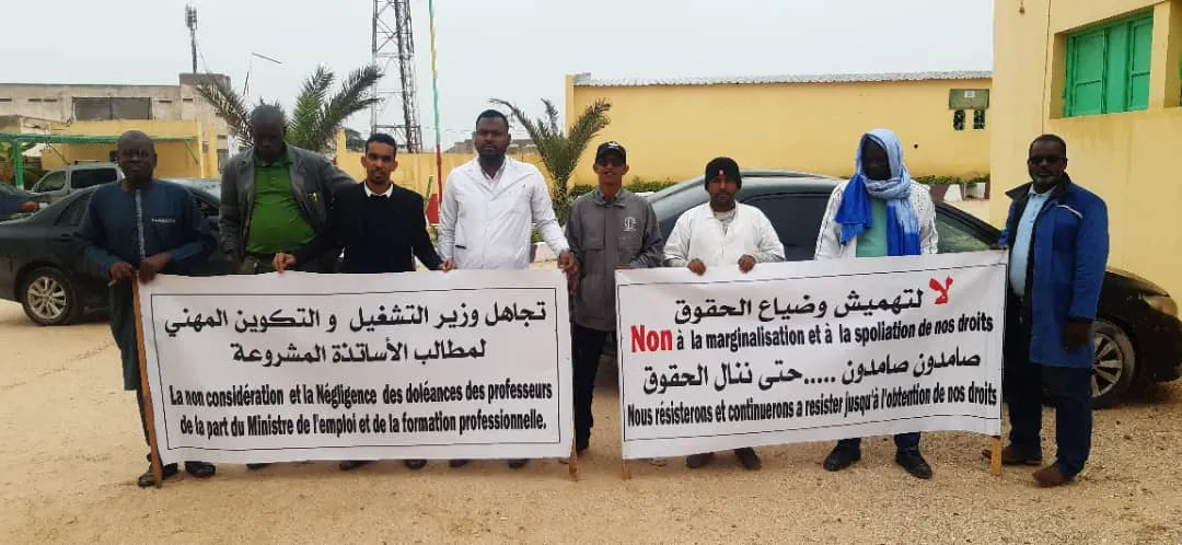 جانب من وقفة الأساتذة اليوم في المؤسسة/ الأخبار