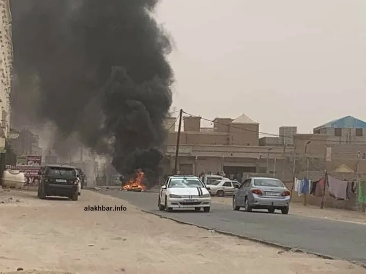 إطارات أشعلها المتظاهرون في محيط المفوضية ظهر اليوم (الأخبار)