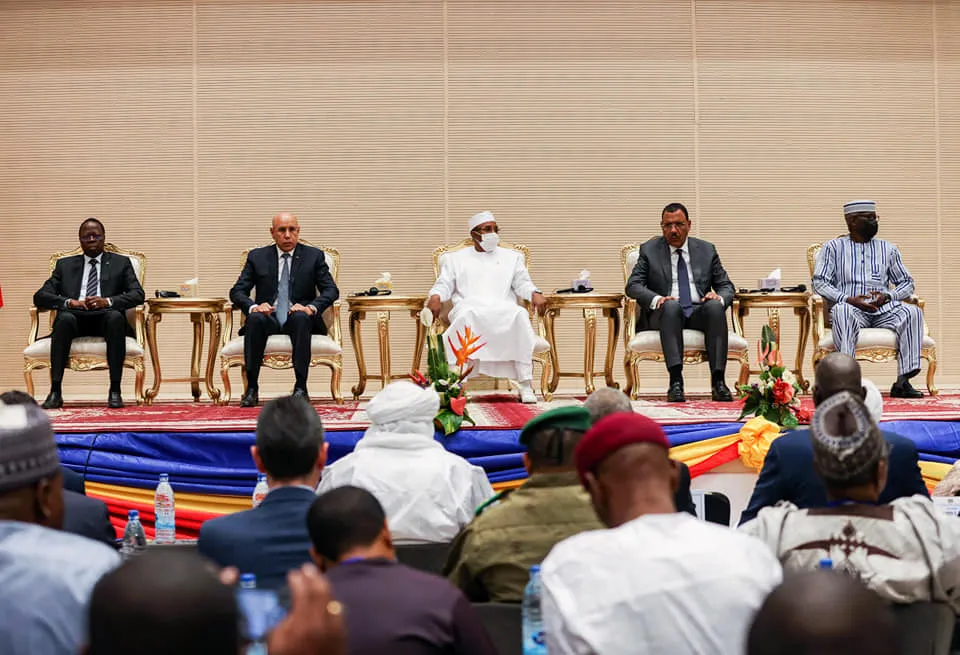 رؤساء وممثلو الدول الأعضاء خلال افتتاح القمة اليوم في انجامينا