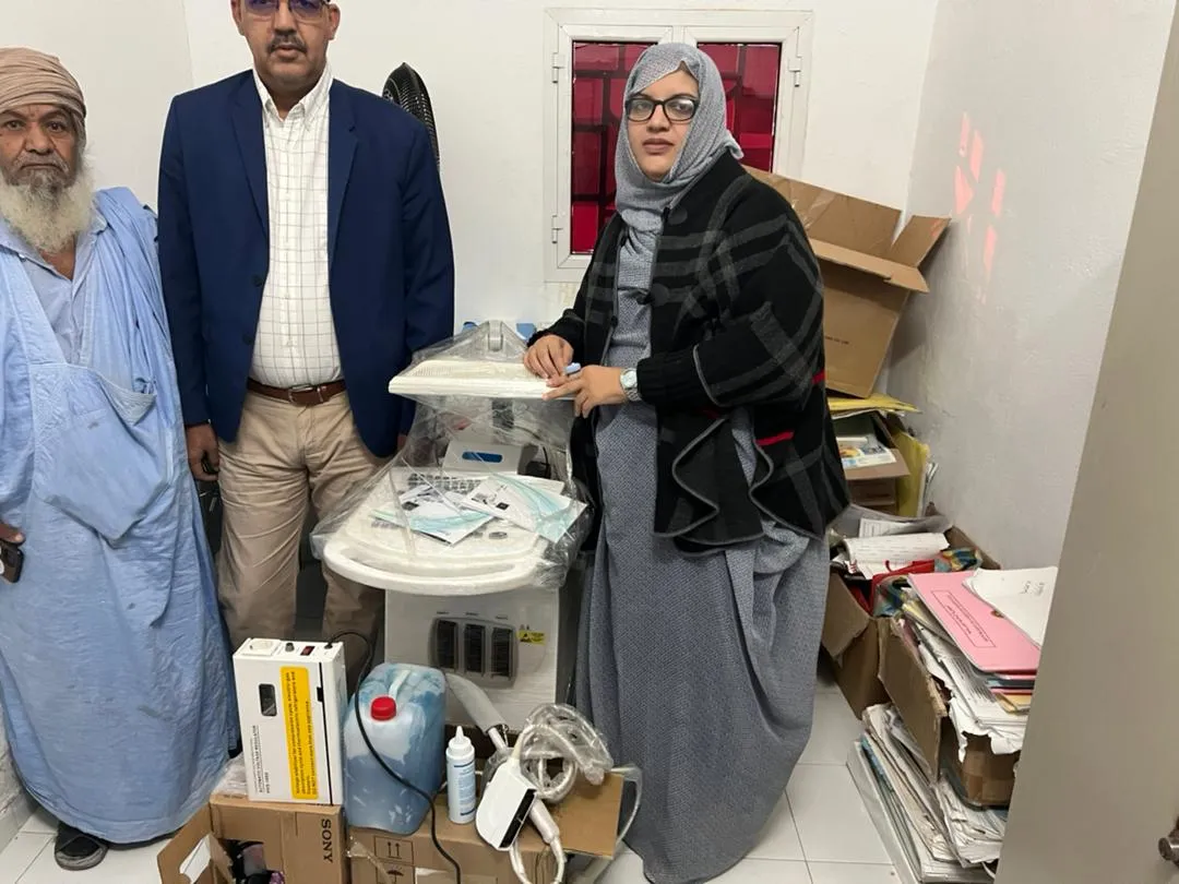 سلمت نائب رئيس المجلس الجهوي مريم سيد عالي الجهاز لمدير المركز الصحي