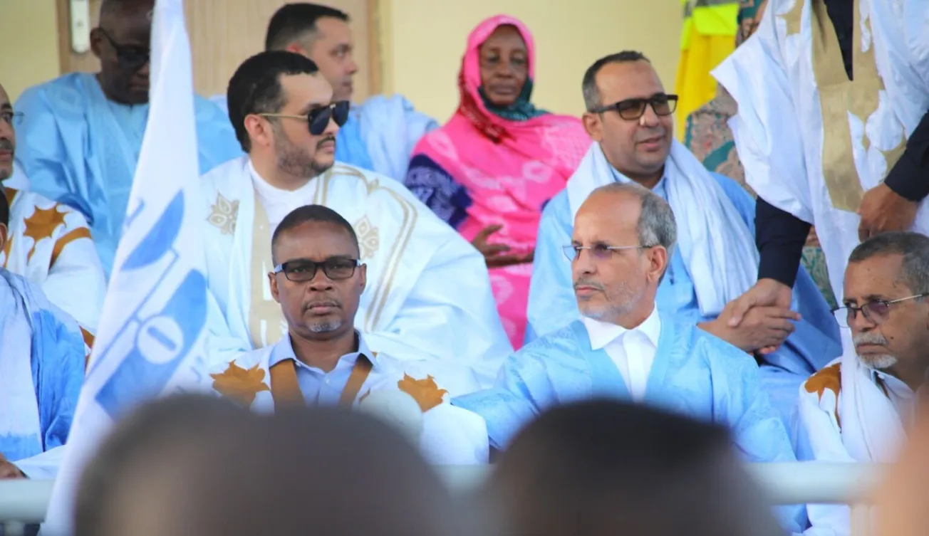 رئيس الحزب الحاكم إلى جانب الوزير الأول خلال المهرجان