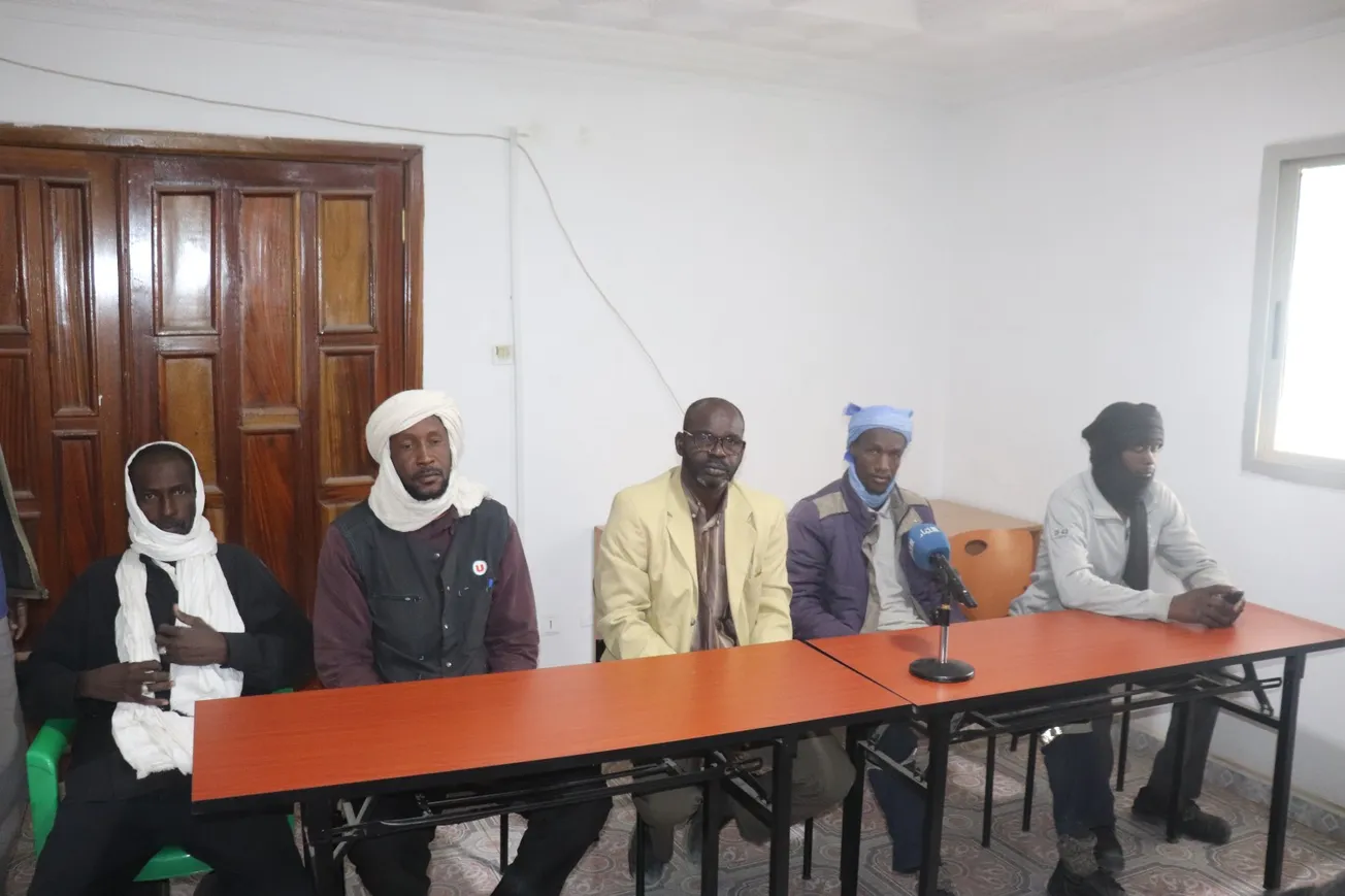 منصة المؤتمر الصحفي الذي عقده حمالة ميناء الصداقة صباح اليوم (الأخبا