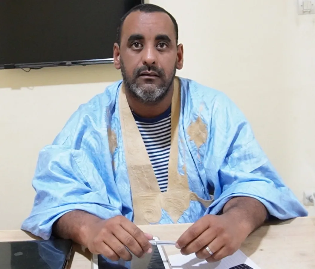 الـأستاذ الجامعي عبد الرحمن أحمد زروق أثتاء حديثه للأخبار