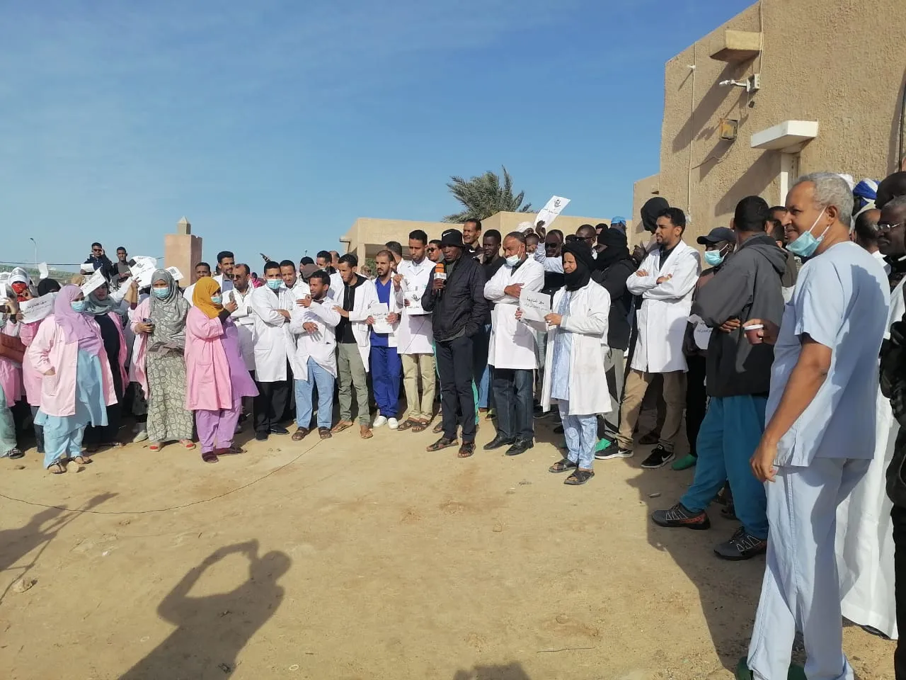 جانب من الوقفة الاحتجاجية التي نظمها عمال مستشفى نواذيبو اليوم/ الأخ