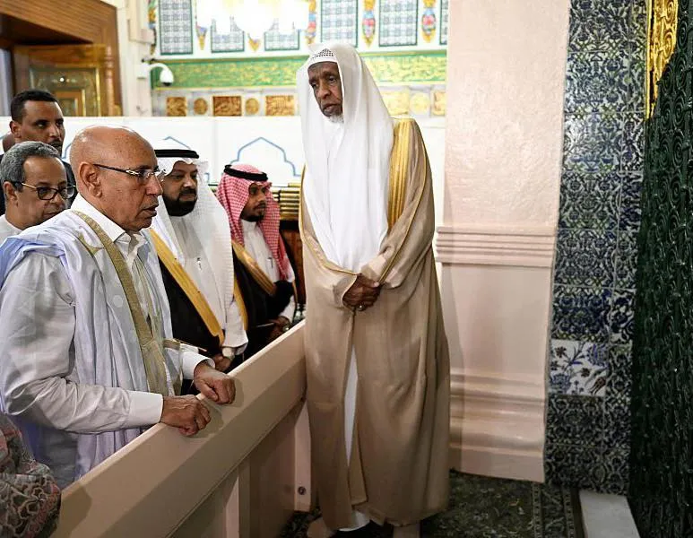 الرئيس الموريتاني محمد ولد الغزواني خلال زيارته اليوم للمسجد النبوي