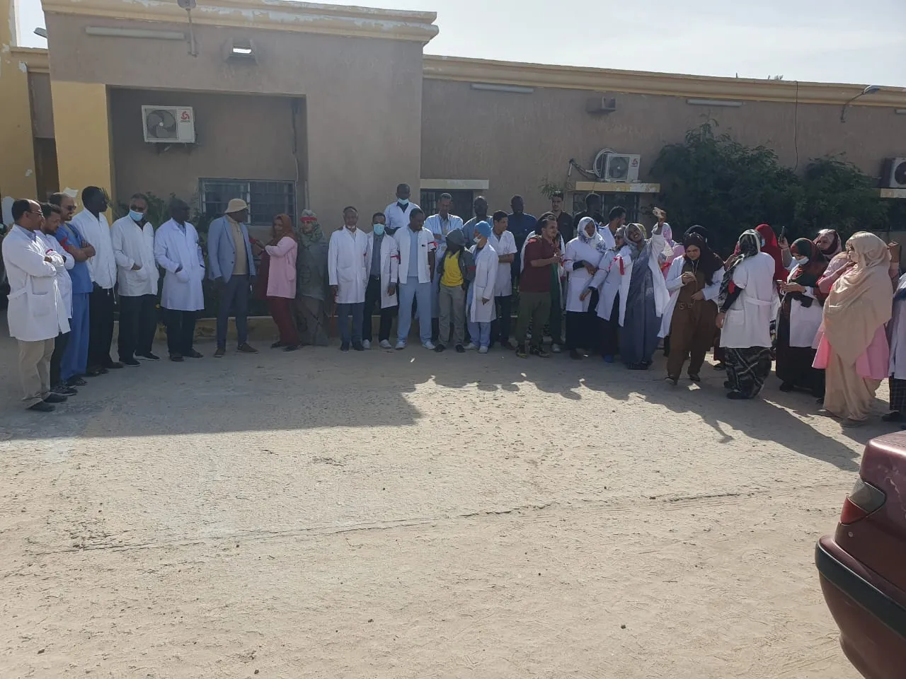 جانب من الوقفة الاحتجاجية اليوم الإثنين في المستشفى للعمال المضربين