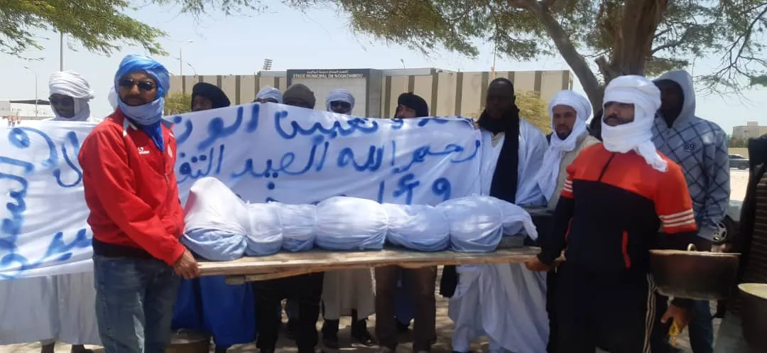 حمل الصيادون المحتجون نعشا قالوا إنه للصيد التقليدي رفقة مراجل فارغ?