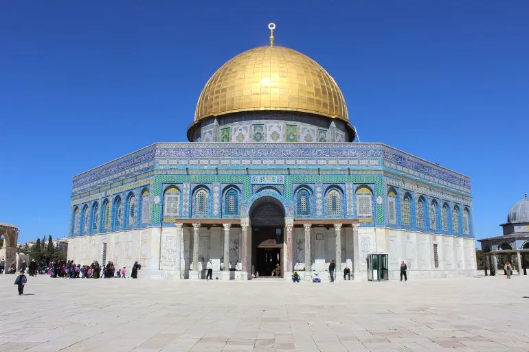 مصلى قبة الصخرة أحد أجزاء المسجد الأقصى المبارك (الجزيرة)