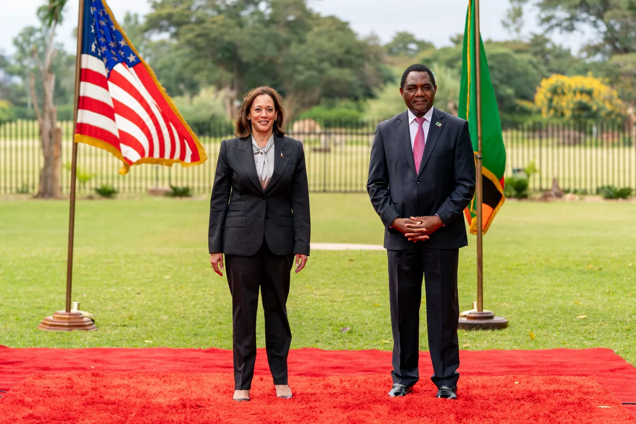 نائبة الرئيس الأمريكي كامالا هاريس والرئيس الزامبي هاكيندي هيشيليم?