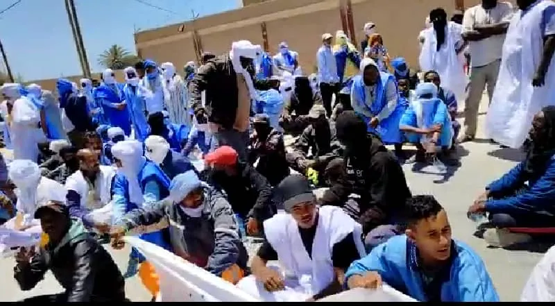 جانب من جلوس المحتجين على الطريق لحظة إحتجاجهم قبل تدخل الشرطة وطلب ?