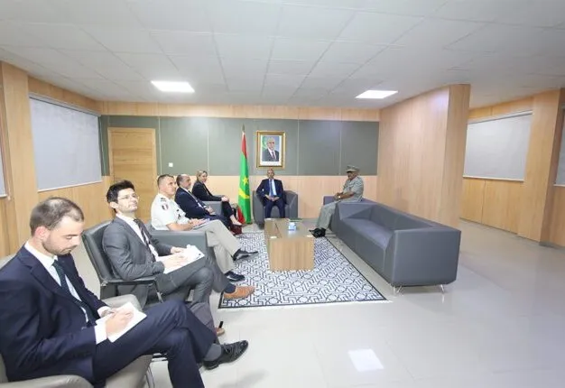 وزير الدفاع حننا سيدي حننا خلال لقائه مع الوفد الفرنسي (وما)