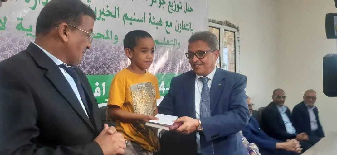 الوالي ماحي حامد يسلم جائزة للفائز في مسابقة 5 أحزاب/ الأخبار
