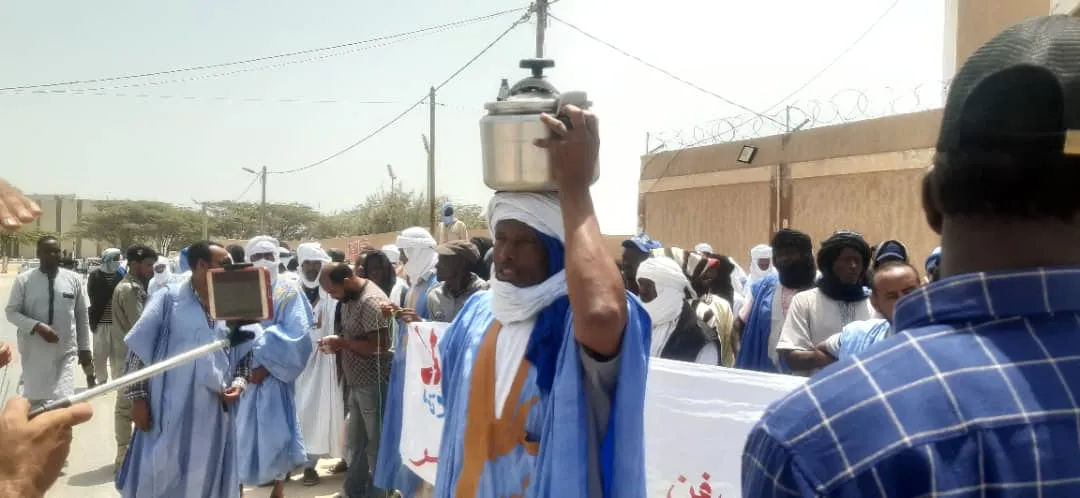 رفع الصيادون مراجل وقنينات غاز فارغة كتعبر عن احتجاجهم لتوقف سفنهم/ ?