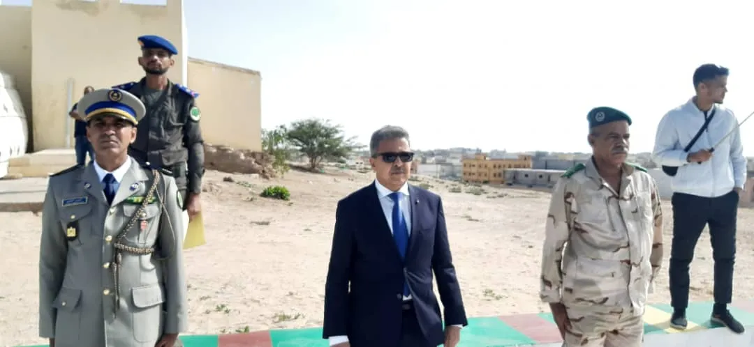 من اليمين القائد المساعد للمنطقةالعسكرية الأولى إلى جانب الوالي وقا