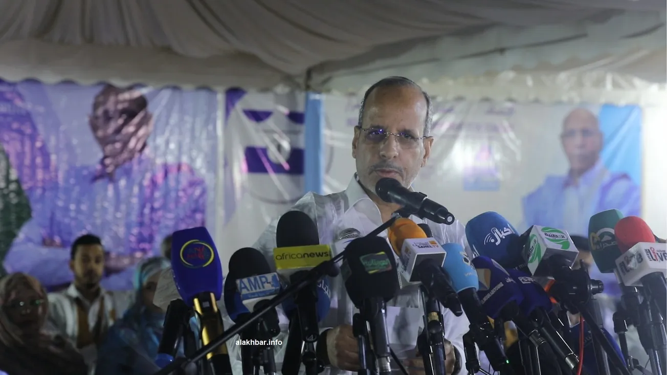 رئيس حزب الإنصاف الحاكم محمد ماء العينين ولد أييه خلال مؤتمر صحفي مس?