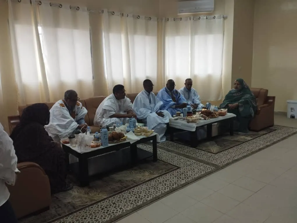 الوزير الأول محمد ولد بلال خلال لقائه مع منسقية حملة الإنصاف في مطار 