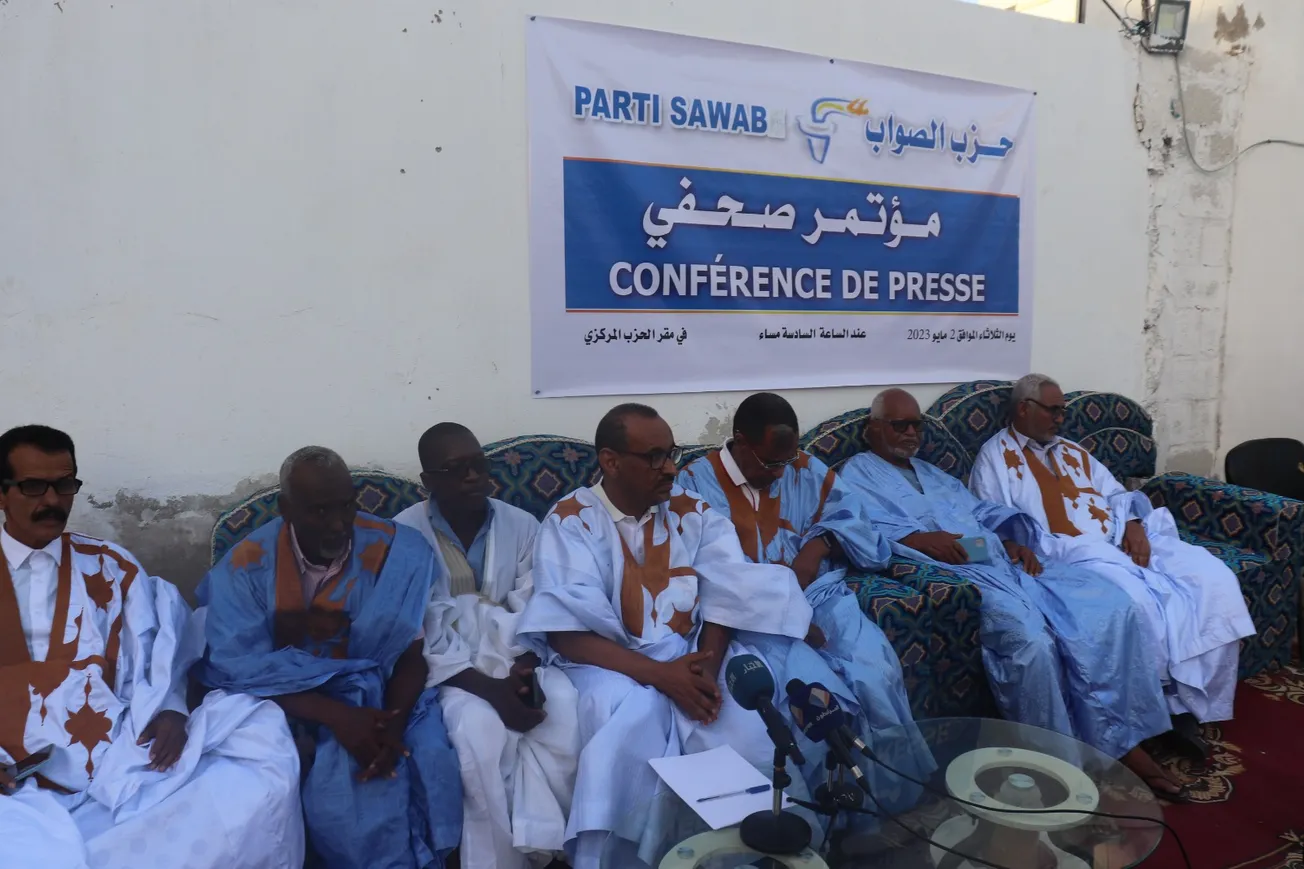 قادة في حزب الصواب يتوسطهم رئيس الحزب عبد السلام ولد حرمة خلال مؤتمر 