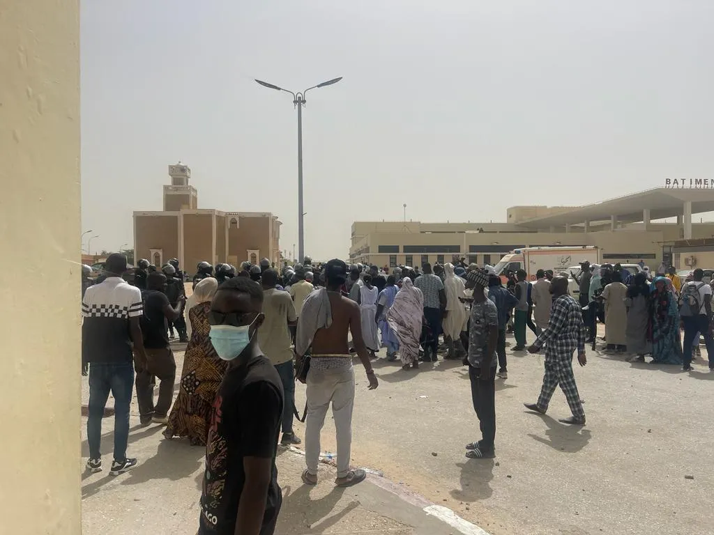 محتجون داخل المستشفى الوطني بنواكشوط ضحى اليوم (الأخبار)