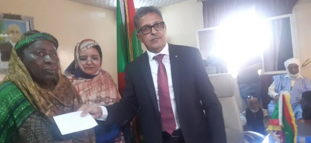 جانب من تسليم الوالي ماحي حامد لإحدى المستفيدات/ الأخبار