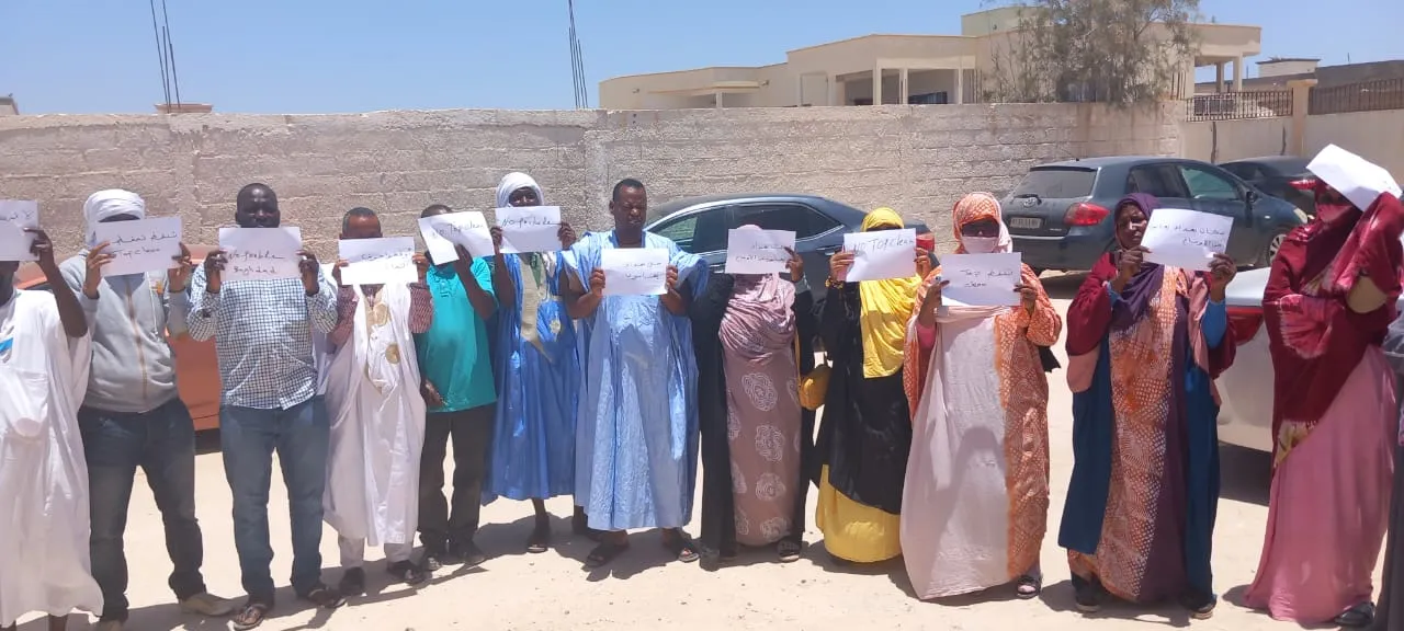 جانب من احتجاجات مواطنين اليوم أمام مكاتب سلطة المنطقة الحرة رفضا لح