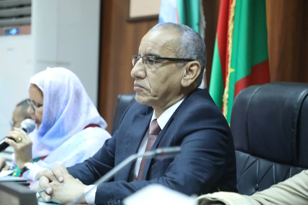 وزير الداخلية واللامركزية محمد أحمد محمد الأمين خلال إشرافه اليوم ع?