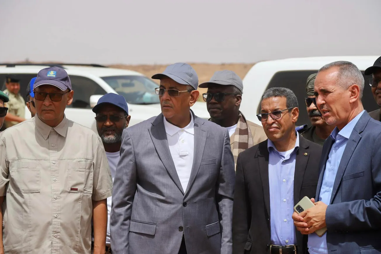 وزير المياه والصرف الصحي خلال زيارته التفقدية لأشغال المشروع أمس