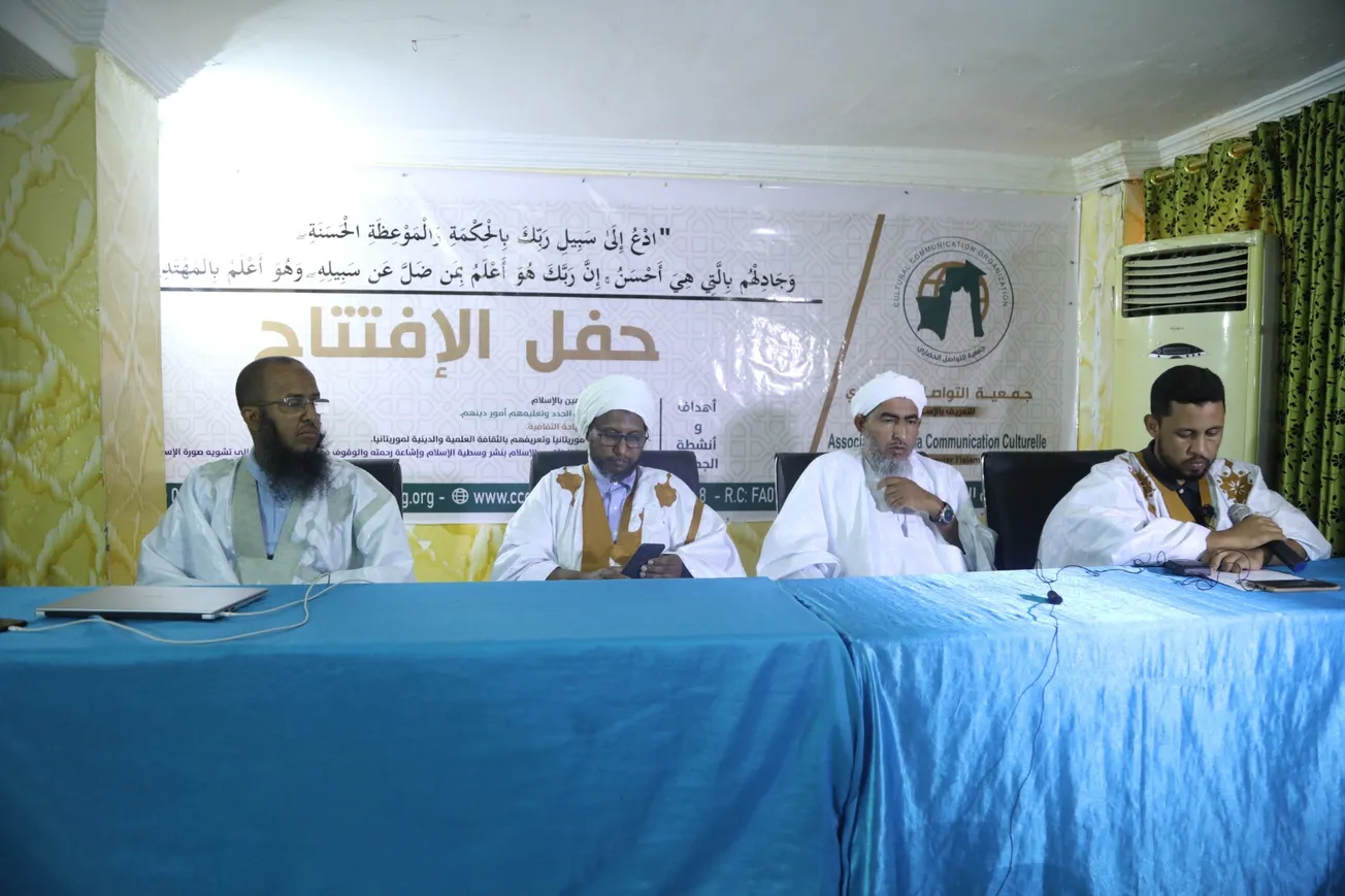 القائمون على الجمعية خلال حفل إعلان انطلاقة أنشطتها مساء أمس (الأخبا