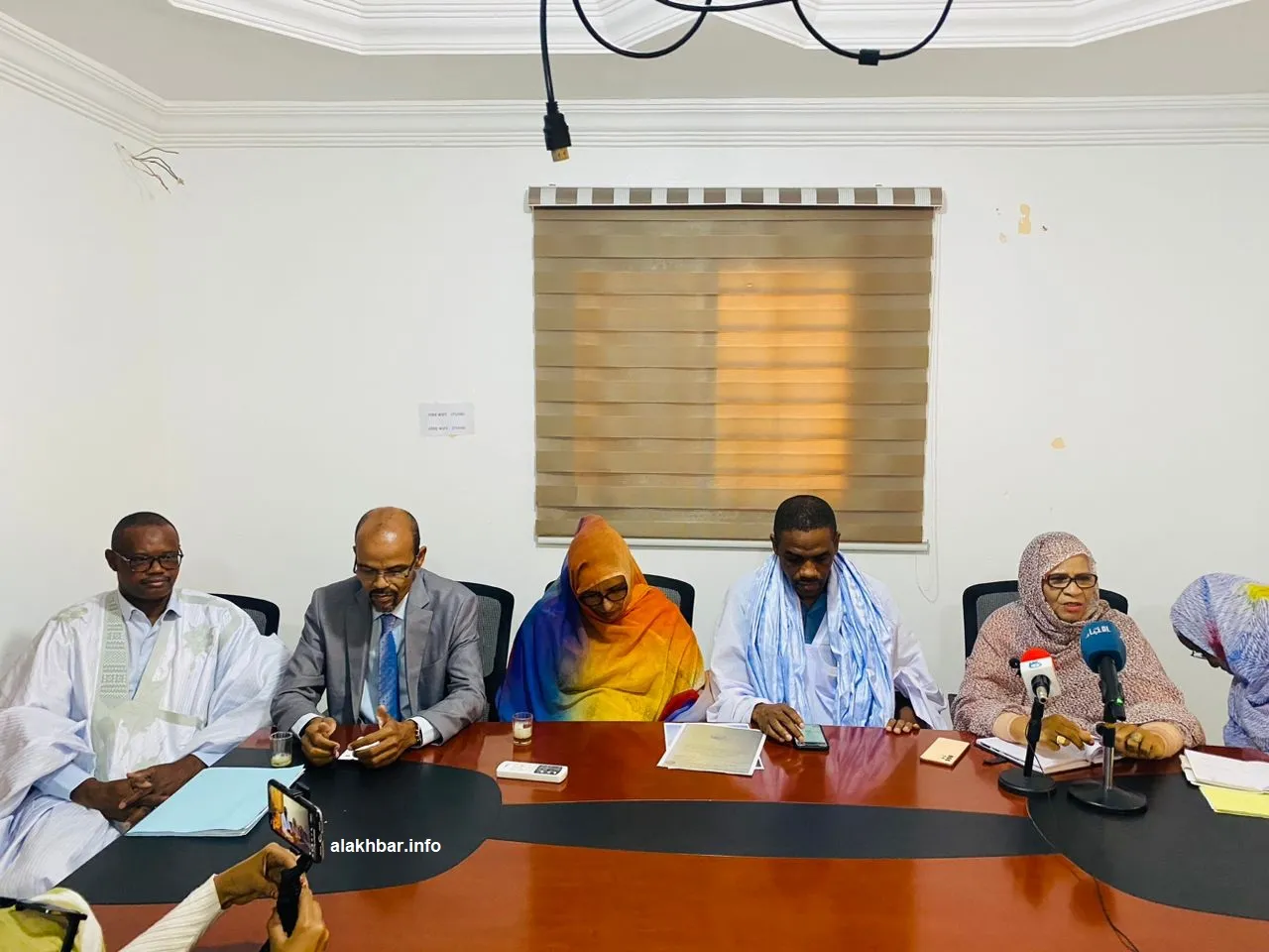 هيئة دفاع الطفلة وردة عمر خلال مؤتمر صحفي اليوم (الأخبار)