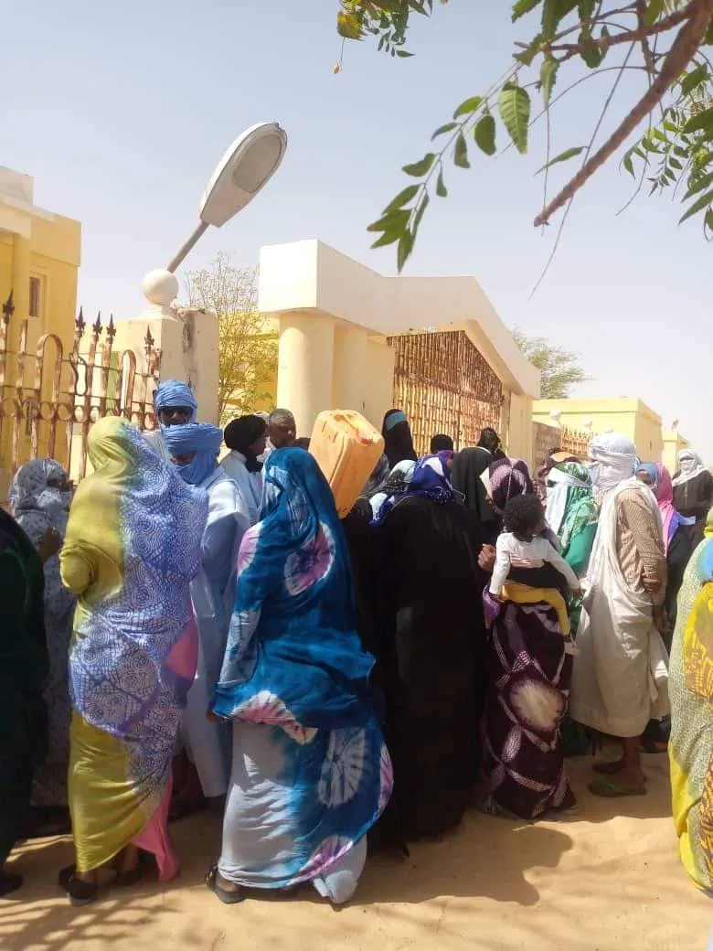 جانب من وقفة السكان اليوم أمام مبنى مقاطعة الشامي/ الأخبار