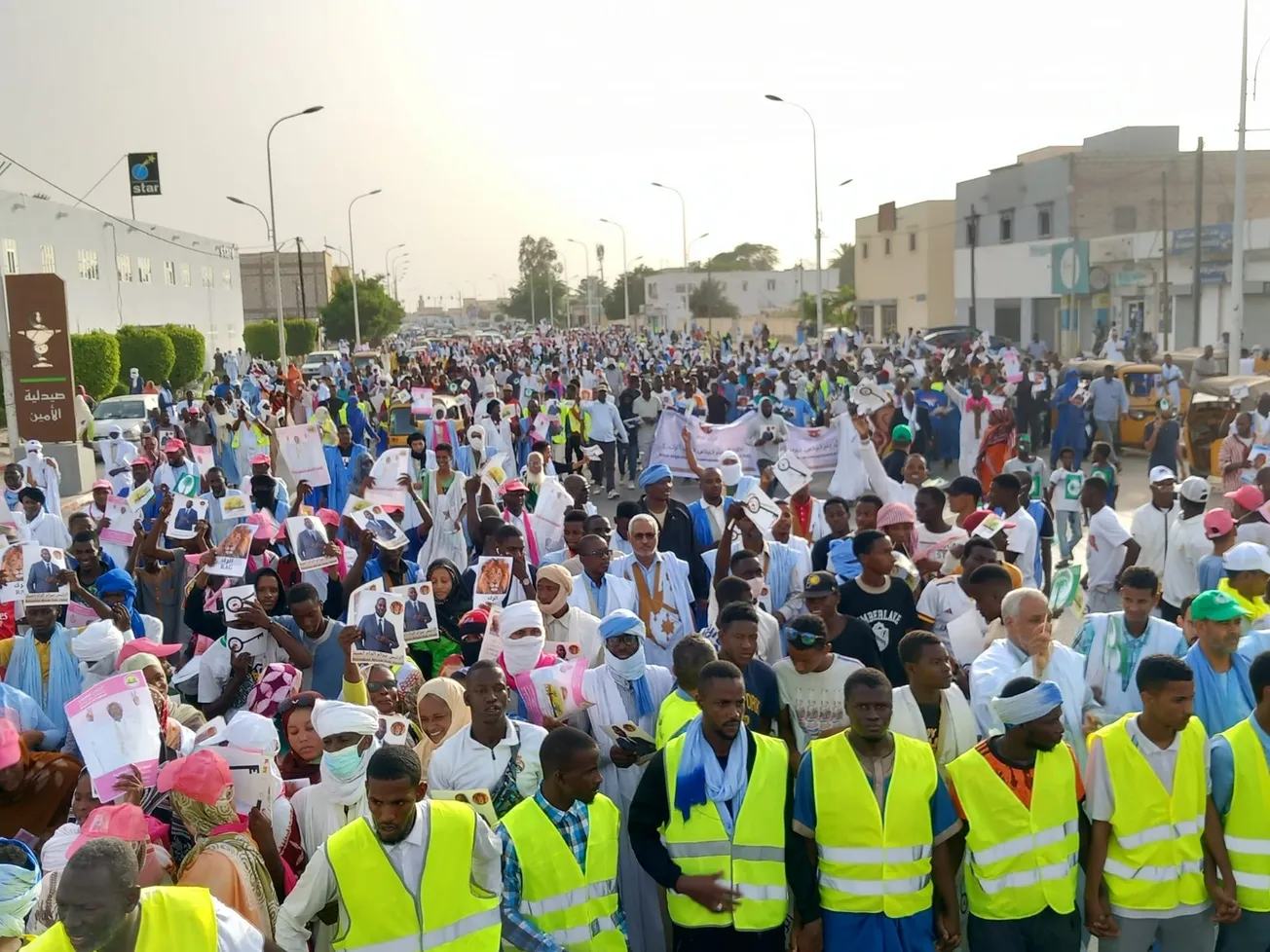 جانب من مسيرة المعارضة الموريتانية مساء اليوم للمطالبة بإعادة الانت