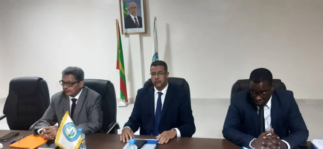 من اليمين الأمين العام للجهة وفي الوسط رئيس الجهة يليه والي الولاية/ 