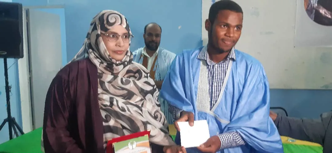 النائب البرلماني أعزيزة جدو أثناء تكريمها لصاحب المركز الأول في مور?