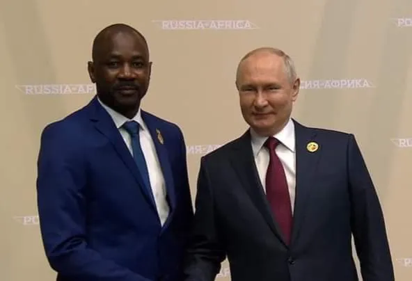 الرئيس الروسي فلاديمير بوتين والرئيس الانتقالي المالي عاصيمي غويتا 