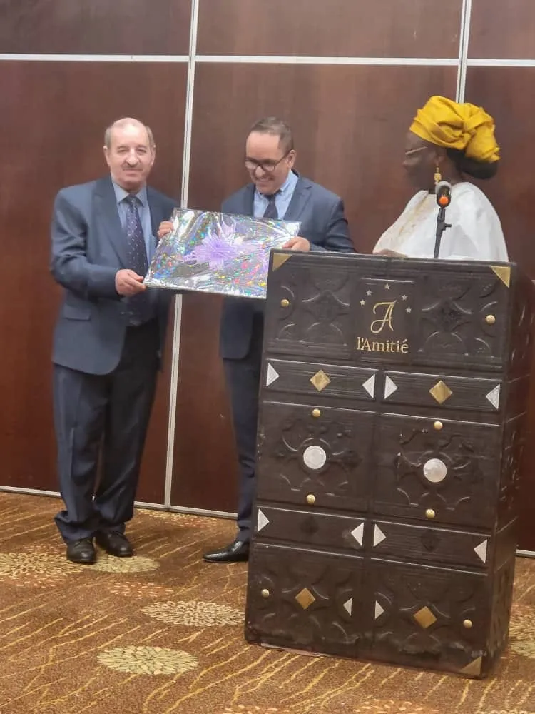 السفير الموريتاني أحمدو ولد أحمدو خلال تسلم وسام التكريم من السفير ا