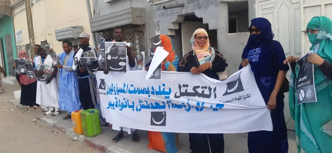 جانب من وقفة شباب التكتل في نواذيبو مساء اليوم تنديدا بالعطش/ الأخبا?
