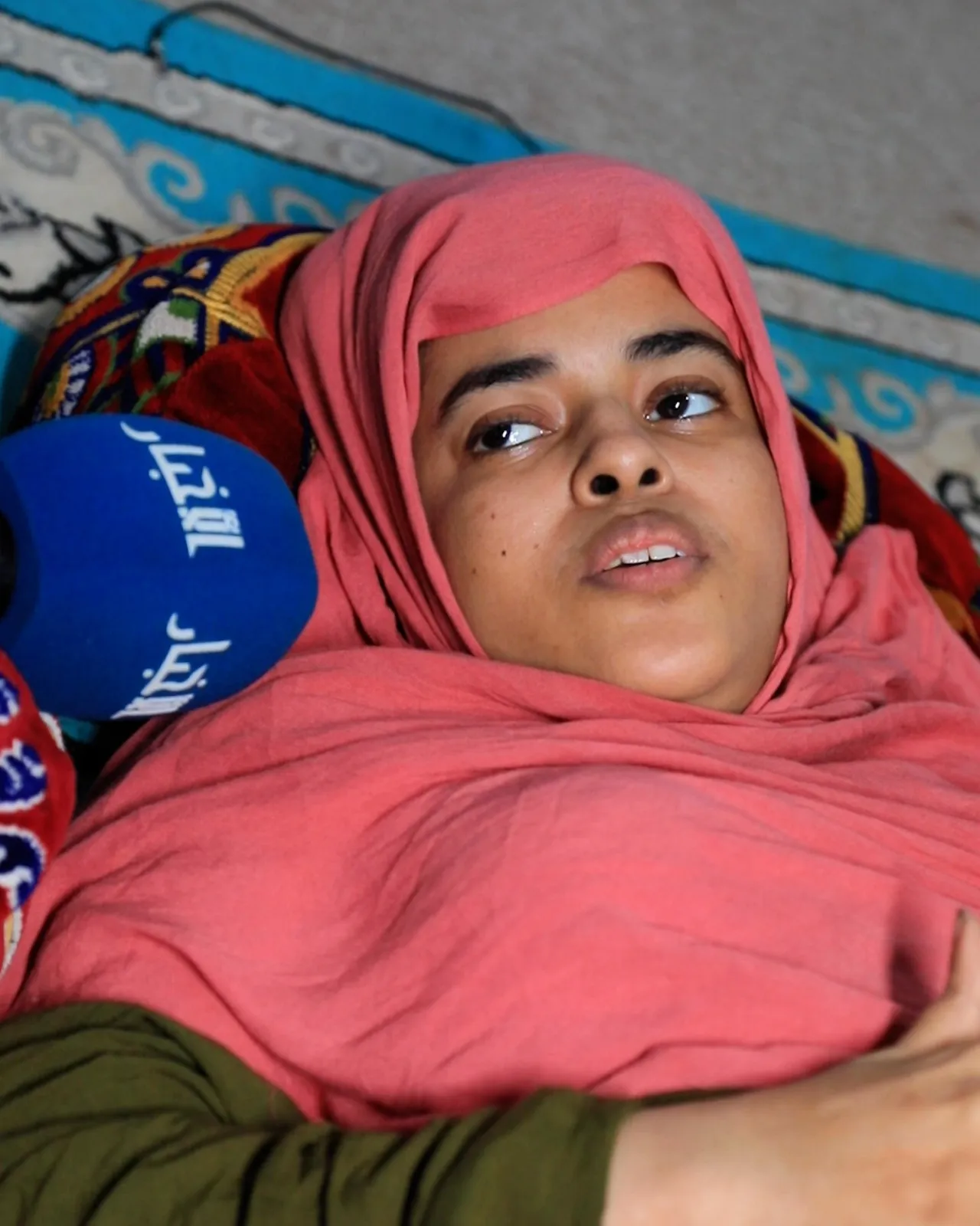 الشابة خديجة بدأت رحلتها مع المرض منذ 1995 إثر تعرضها لخطأ طبي جراء حقن