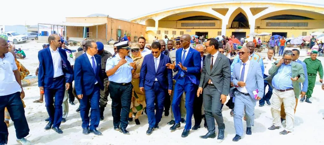 وزير الصيد والاقتصاد البحري مختار الحسينو لام خلال جولته مساء أمس