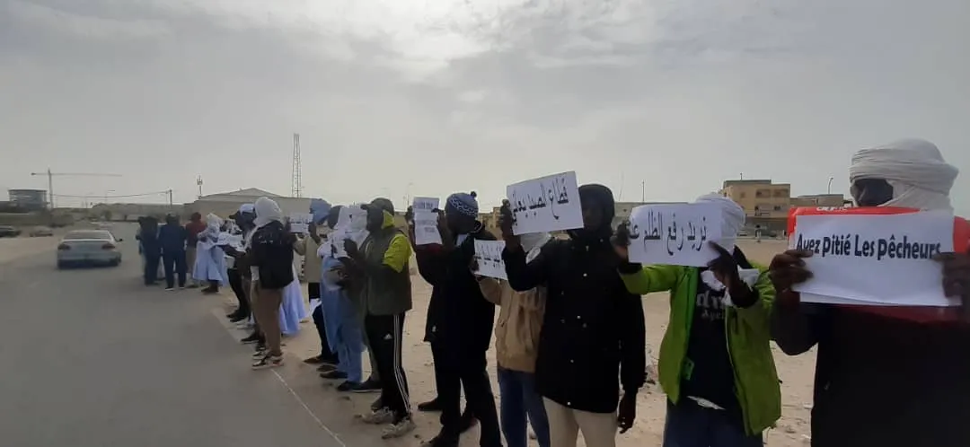 جانب من مظاهرة السماكين صباح اليوم بالتزامن مع زيارة وزير الصيد/ الأ?